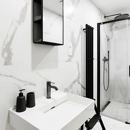 Designer Touch 2-bedroom In Picturesque Area 公寓