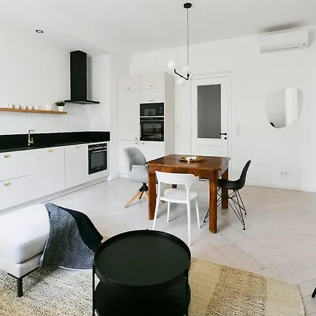 公寓 Designer Touch 2-bedroom In Picturesque Area