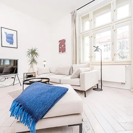 Designer Touch 2-bedroom In Picturesque Area Lägenhet