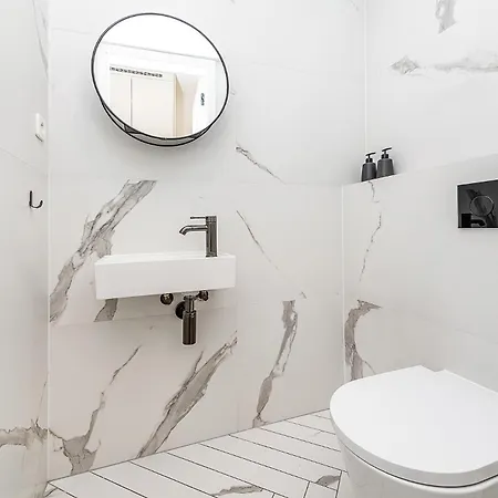 Designer Touch 2-bedroom In Picturesque Area Lägenhet *