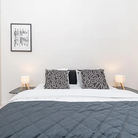 Designer Touch 2-bedroom In Picturesque Area Lägenhet Goltsch Jenikau