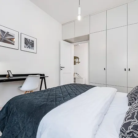 Designer Touch 2-bedroom In Picturesque Area Lägenhet