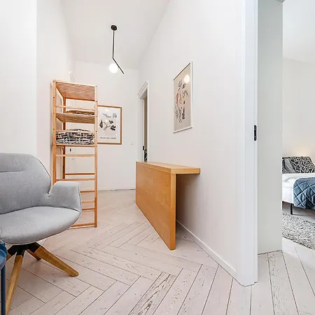 Designer Touch 2-bedroom In Picturesque Area Lägenhet *