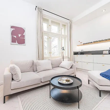 Designer Touch 2-bedroom In Picturesque Area Lägenhet Goltsch Jenikau