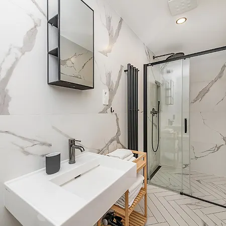 Designer Touch 2-bedroom In Picturesque Area