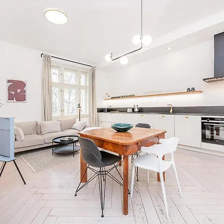 Designer Touch 2-bedroom In Picturesque Area Lägenhet