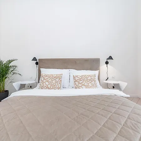 Designer Touch 2-bedroom In Picturesque Area * Goltsch Jenikau