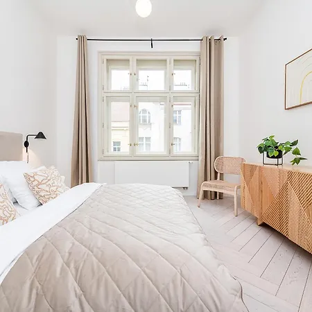 Designer Touch 2-bedroom In Picturesque Area Lägenhet *