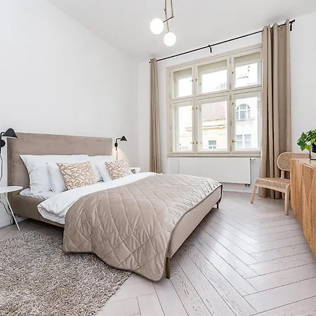 Designer Touch 2-bedroom In Picturesque Area * Goltsch Jenikau