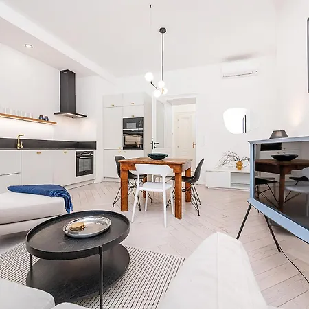 Lägenhet Designer Touch 2-bedroom In Picturesque Area Goltsch Jenikau
