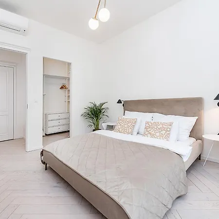 Designer Touch 2-bedroom In Picturesque Area Lägenhet Goltsch Jenikau